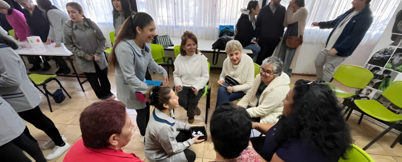 Alumnos y docentes de Psicopedagogía trabajan con adultos mayores de Cancura